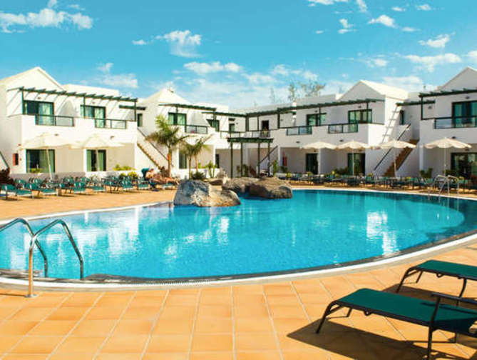 Zwembad van Pocillos Playa Hotel in Puerto del Carmen, Spanje foto 3