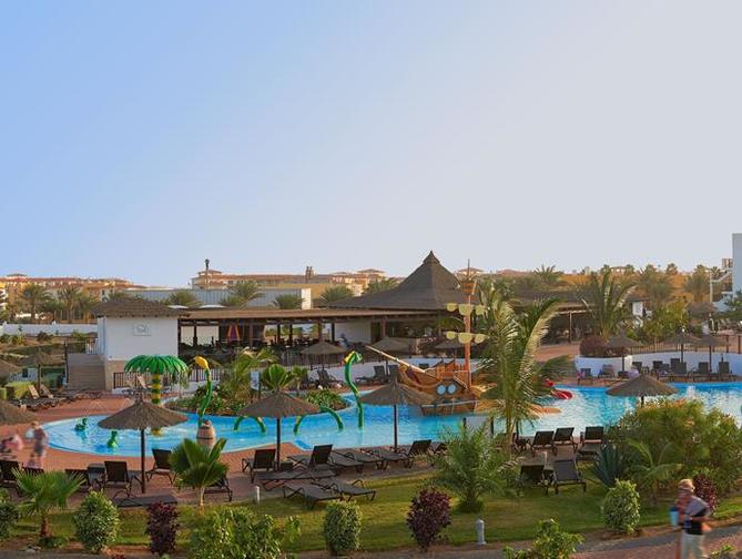 Buitenkant van Sol Dunas Resort in Santa Maria, Kaapverdië foto 4