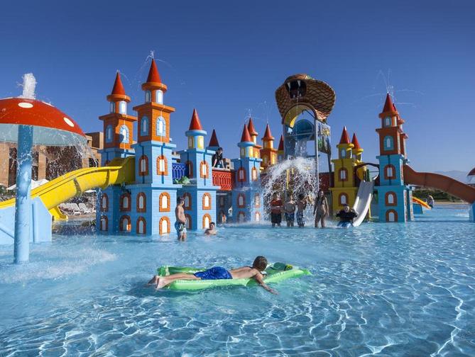 Zwembad met glijbanen van Aqua Mirage Hotel in Marrakech, Marokko foto 2