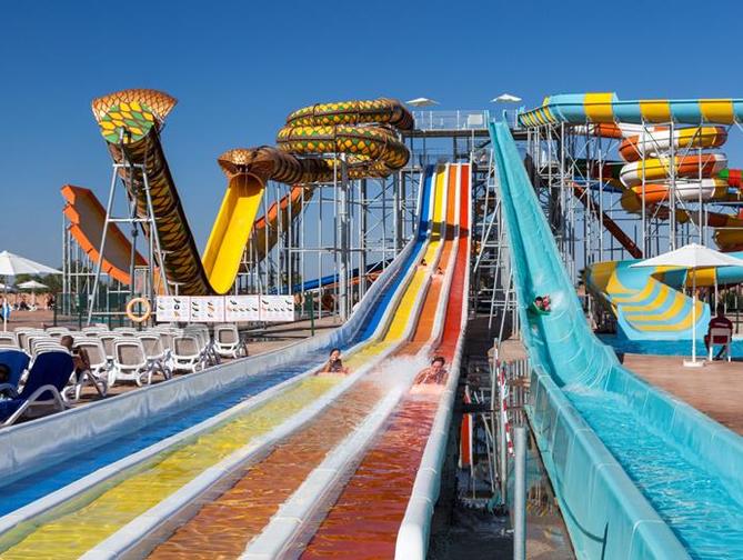 Zwembad met glijbanen van Aqua Mirage Hotel in Marrakech, Marokko foto 1