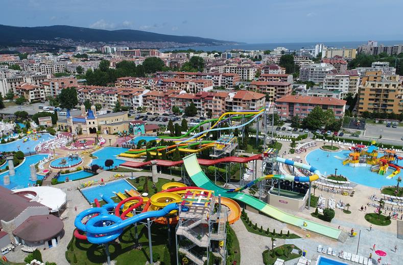 Zwembad met glijbanen van Splashworld Aqua Nevis Hotel in Zonnestrand Sunny Beach, Bulgarije foto 1