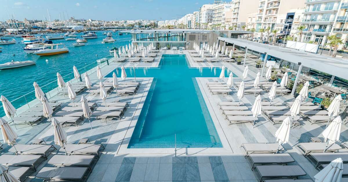Zwembadzijde bij St Azur Hotel in Sliema, Malta foto 1