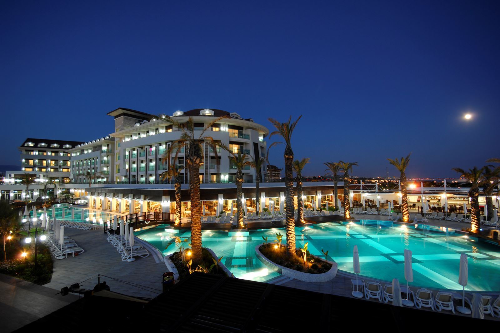 Zijaanzichtvanaf de weg van het Sunis Evren Beach Resort Side, Turkije foto 1