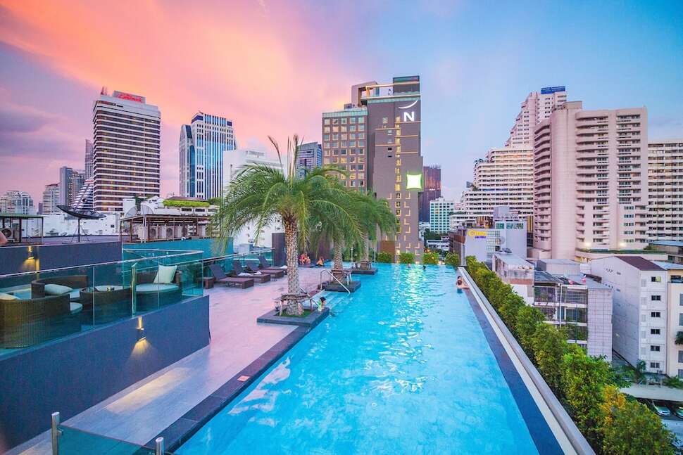 Zwembad van SureStay Plus by Best Western Sukhumvit 2 Hotel in Bangkok, Thailand foto 1