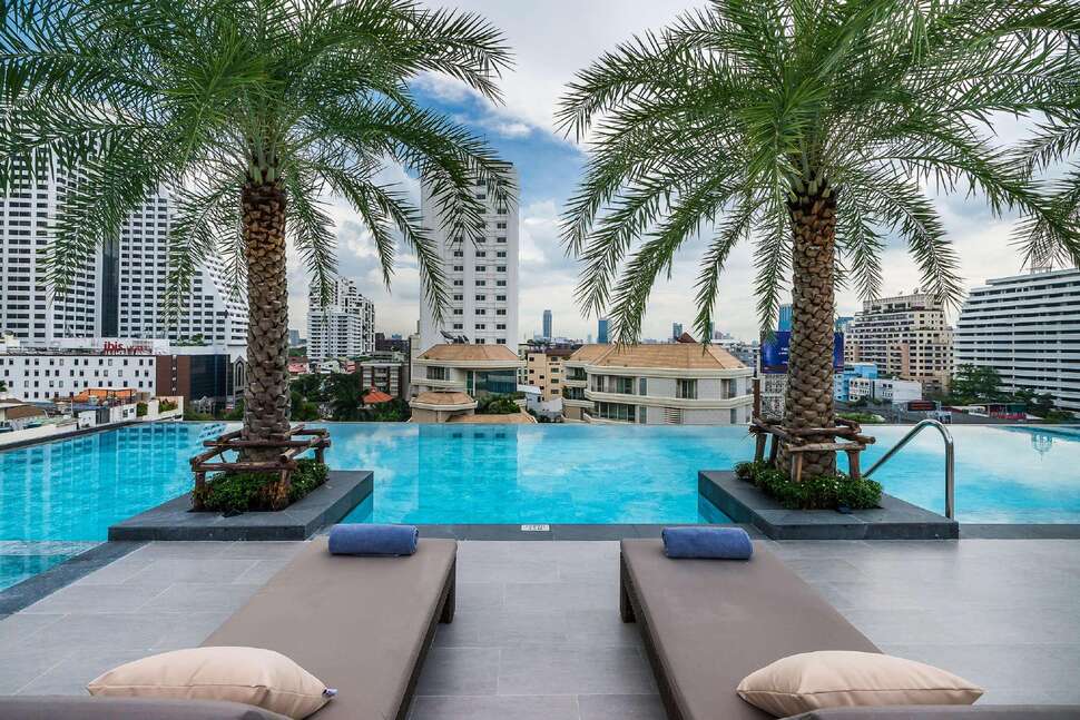 Zwembadzijde bij SureStay Plus by Best Western Sukhumvit 2 Hotel in Bangkok, Thailand foto 2