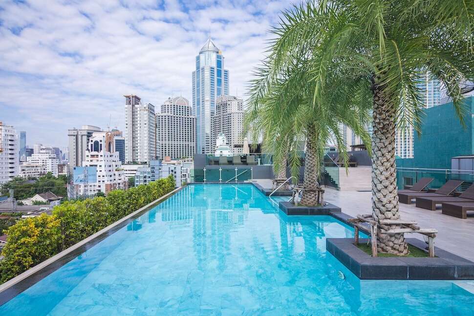 Zwembad van SureStay Plus by Best Western Sukhumvit 2 Hotel in Bangkok, Thailand foto 3