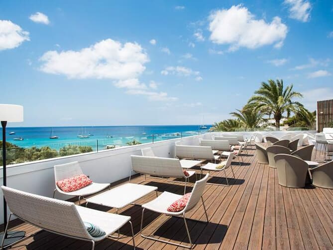 Tarida Beach Ibiza: Stijlvol Genieten in Cala Tarida
