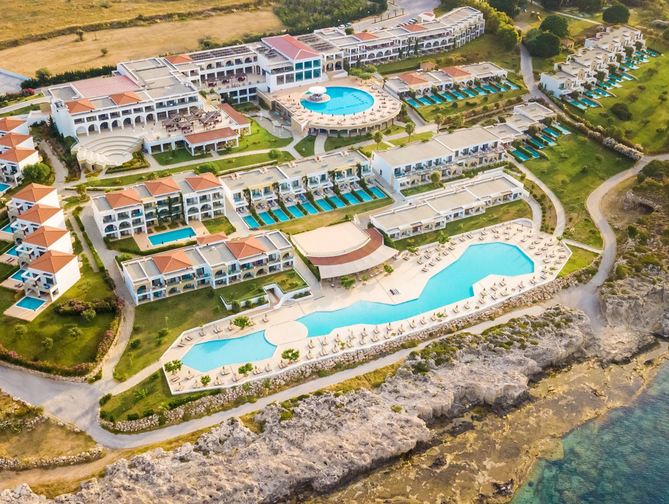 Buitenzijde van het strand bij het The Kresten Royal Villas & Spa Hotel in Kalithea, Griekenland  foto 1