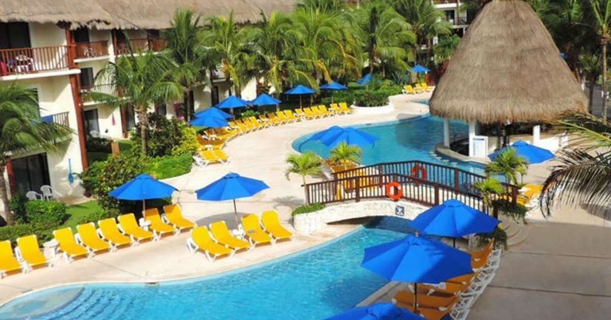 Zwembadzijde bij The Reef Coco Beach Hotel in Playa Del Carmen, Mexico foto 1