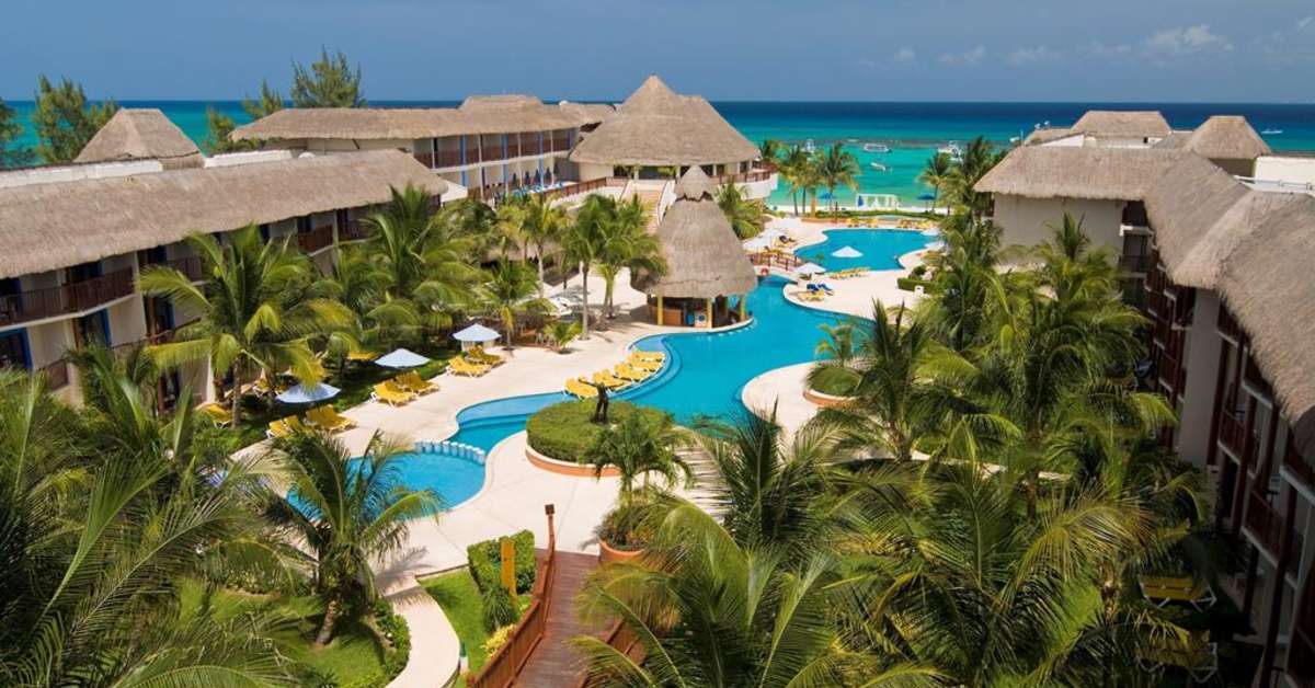 Zwembadzijde bij The Reef Coco Beach Hotel in Playa Del Carmen, Mexico foto 2