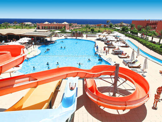 Zwembad met glijbanen van The Three Corners Happy Life Hotel Marsa Alam, Egypte foto 2