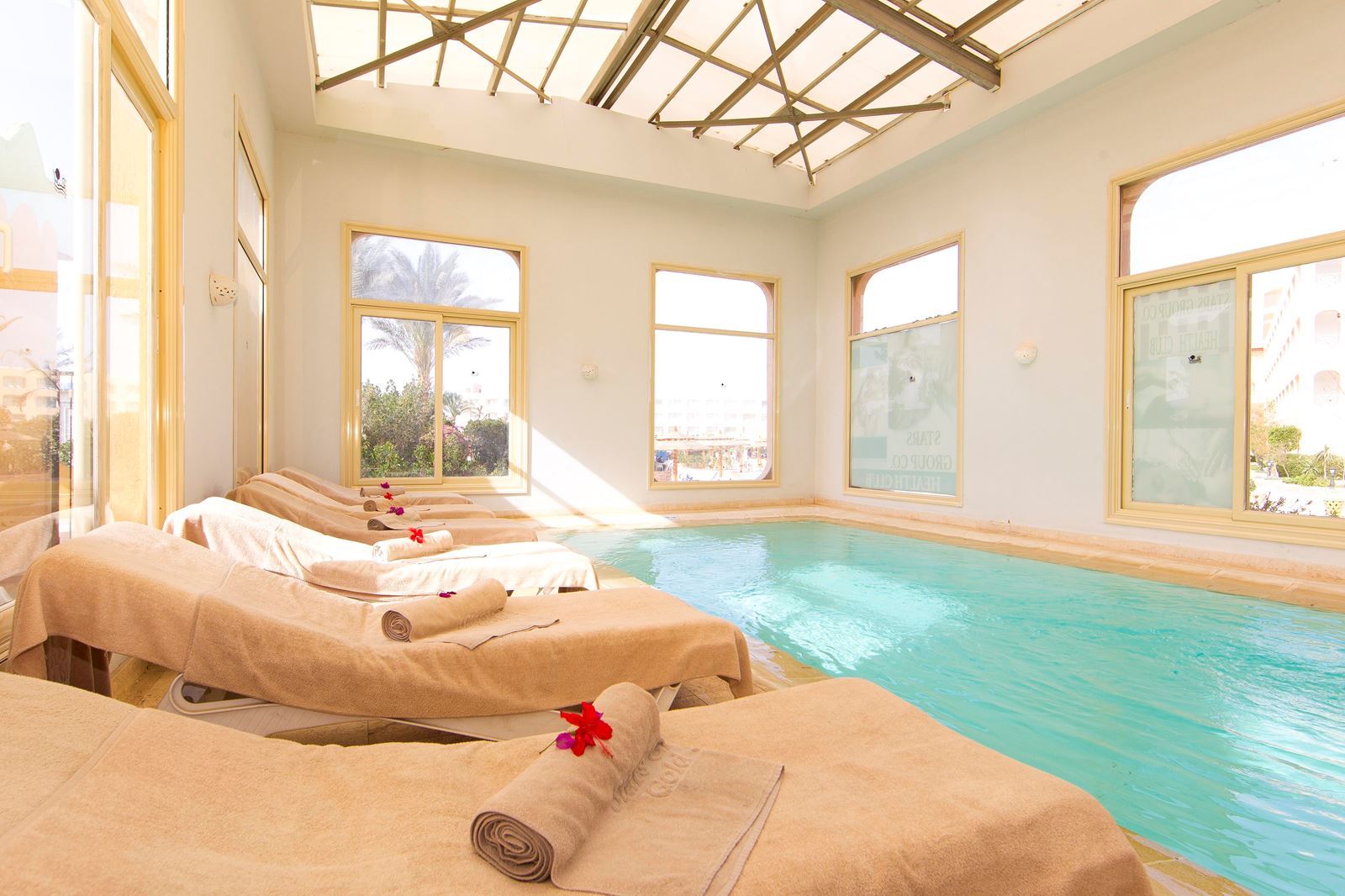 Zwembadzijde bij Titanic Aqua Park Resort in Hurghada, Egypte foto 4