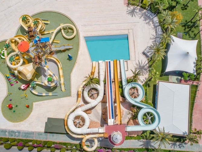 Zwembad met glijbanen van Titanic Beach Lara Resort in Lara, Turkije foto 1