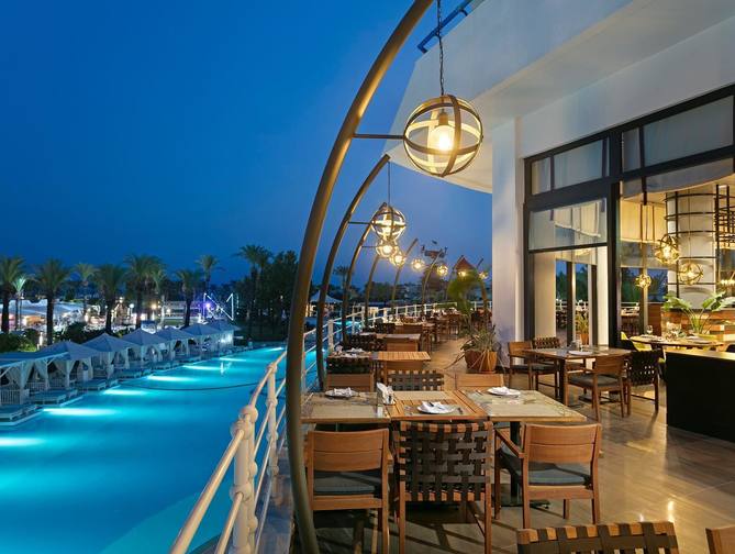 Restaurant in het Titanic Beach Lara Resort in Lara, Turkije foto 2