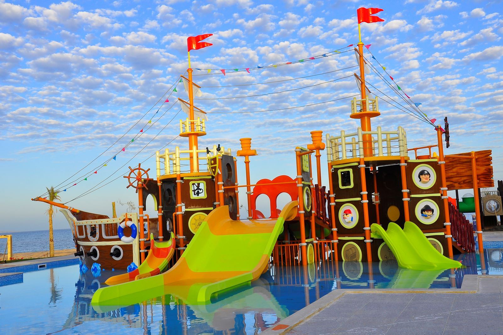 Zwembad met glijbanen van Titanic Royal Hotel in Hurghada, Egypte foto 3