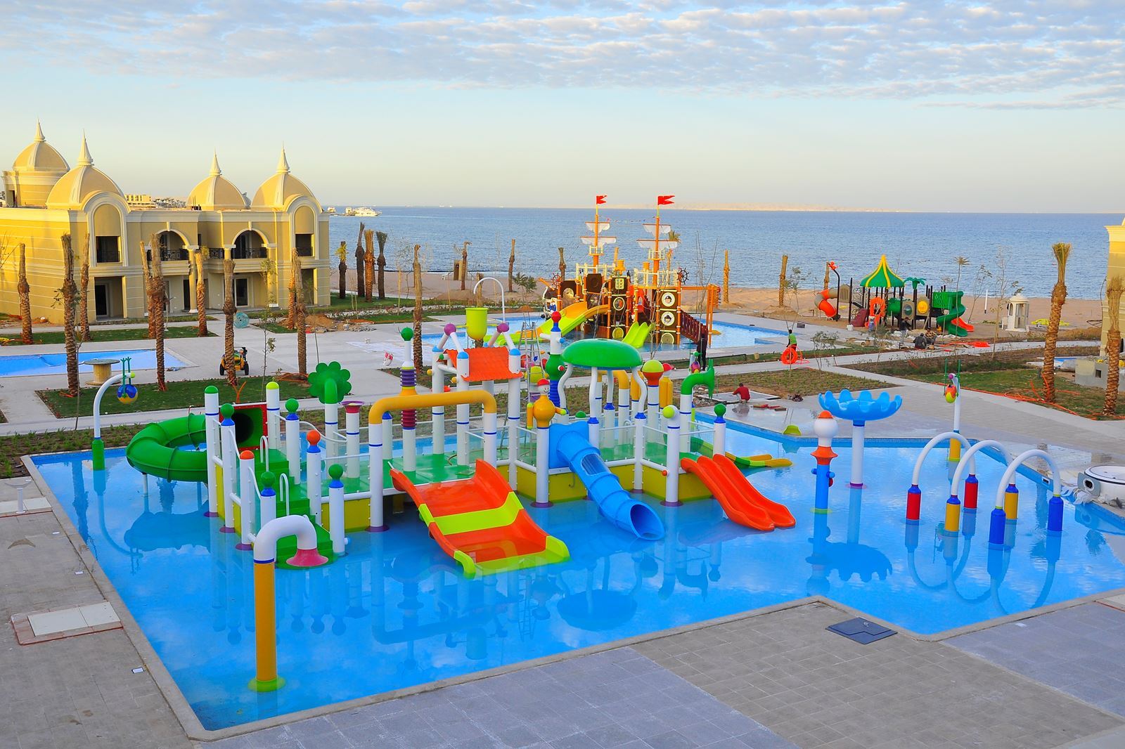 Zwembad met glijbanen van Titanic Royal Hotel in Hurghada, Egypte foto 1