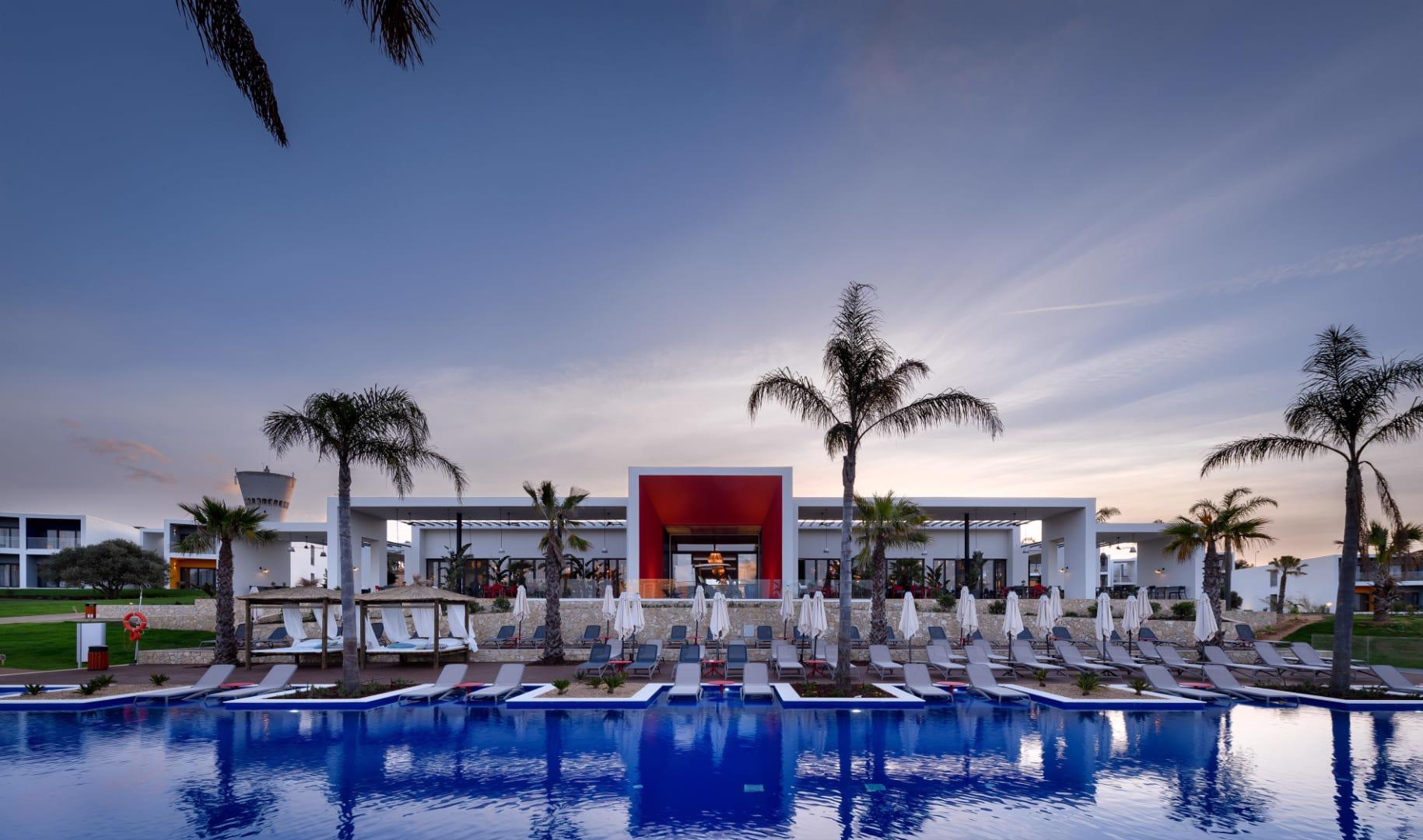 Zwembad van Tivoli Algarve Hotel in Alvor, Portugal foto 1