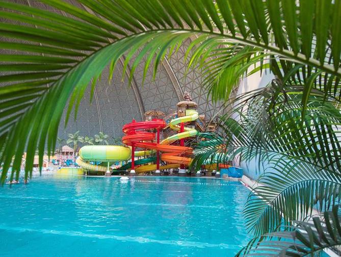 Zwembad met glijbanen van Vakantiepark Tropical Islands Hotel in Krausnick-Gross Wasserburg, Duitsland foto 3