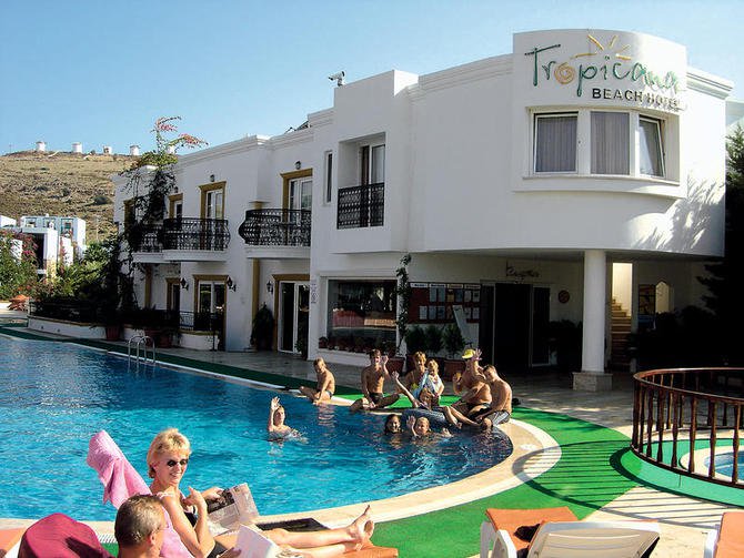 Zwembad met glijbanen van Tropicana Beach Hotel in Gümbet, Turkije foto 1