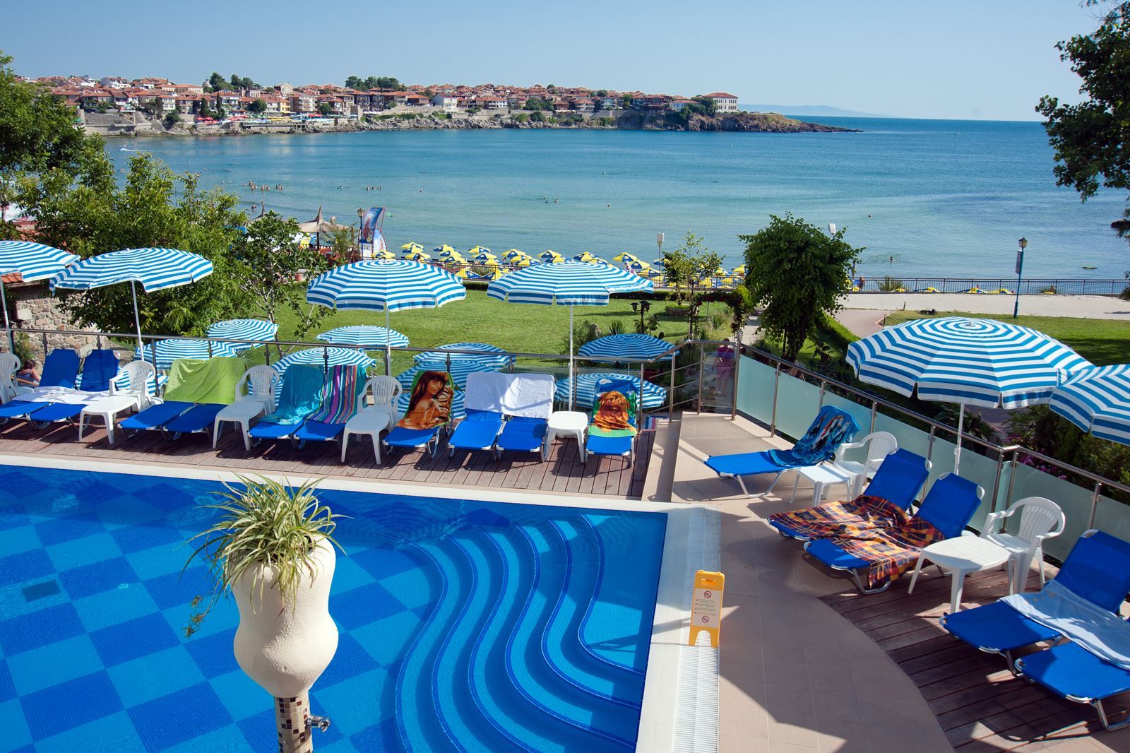Zwembadzijde bij Villa List Hotel in Sozopol, Bulgarije foto 1