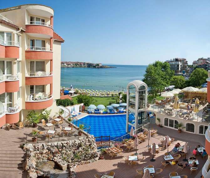 Zwembad van Villa List Hotel in Sozopol, Bulgarije foto 3