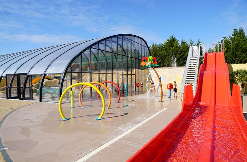 Zwembad met glijbanen van Village de la Guyonniere Resort in St. Julien Des Landes, Frankrijk foto 2