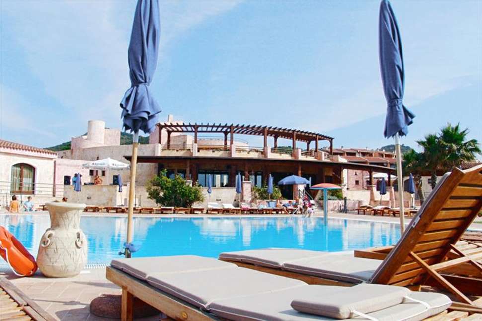 Zwembadzijde bij Villaggio Porto Corallo Hotel in Porto Corallo, Italië  foto 1