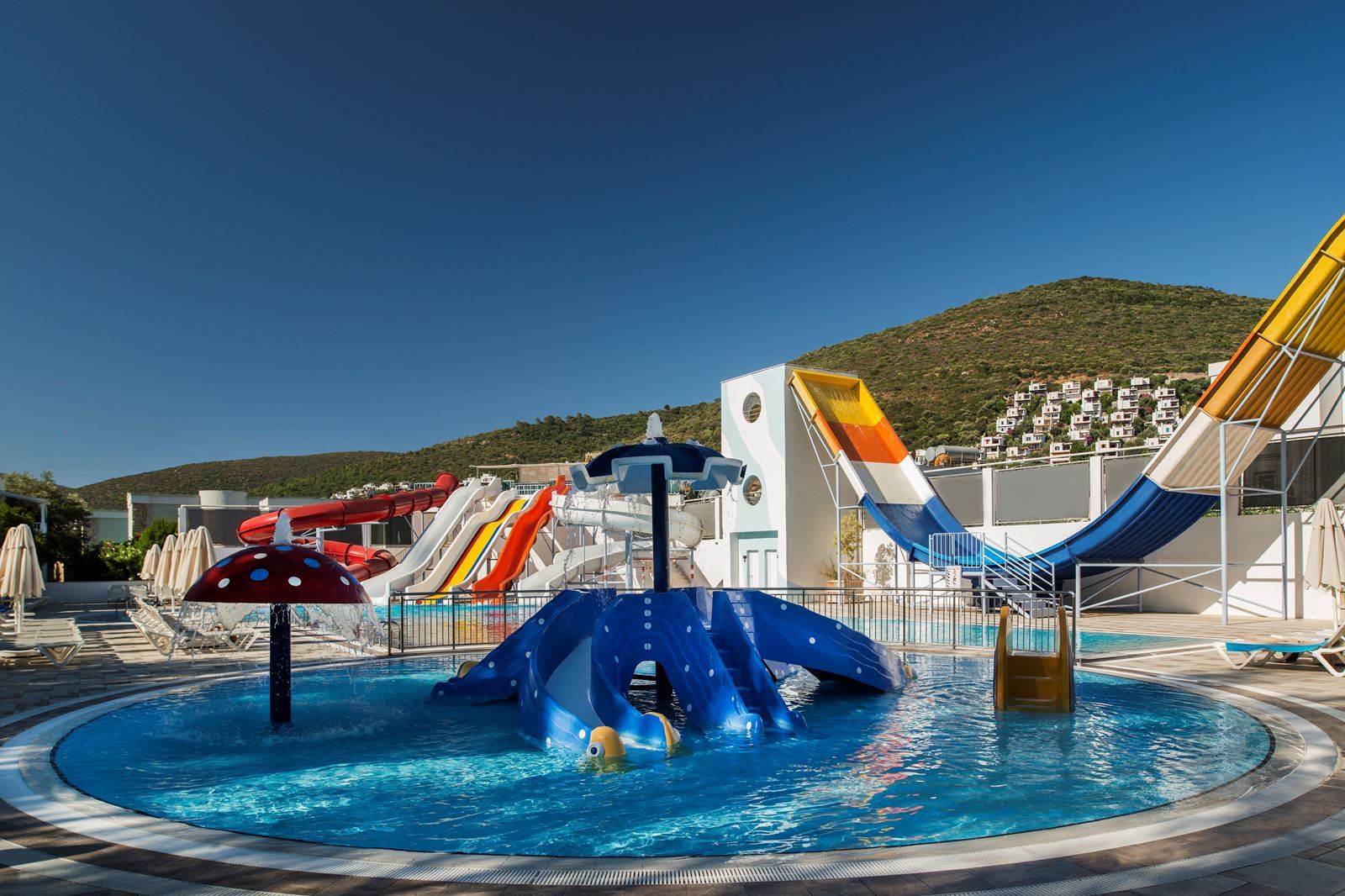 Zwembad met glijbanen van Voyage Hotel by Torba, Turkije foto 2