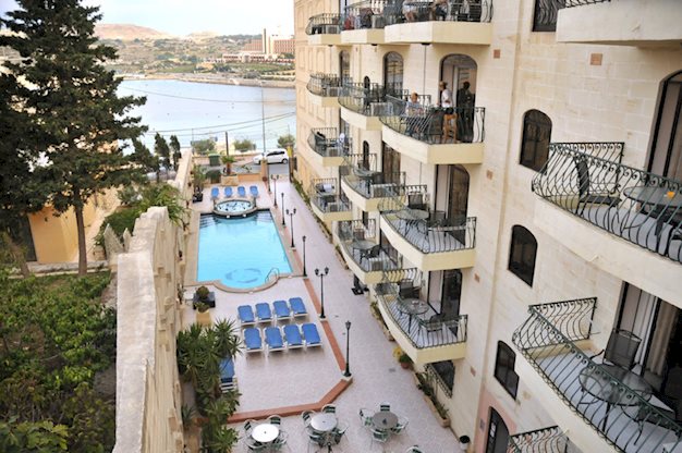 Ligging & omgeving van het White Dolphin Holiday Complex Hotel in Qawra, Malta foto 1